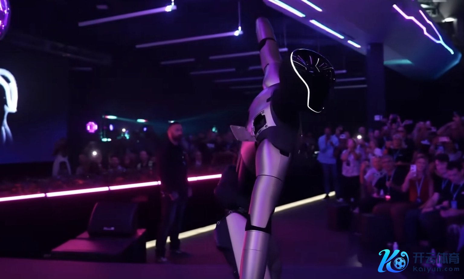 Optimus热舞,背部贴片“启齿”。